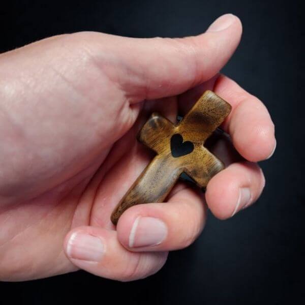 OLIVE WOOD POCKET CROSS