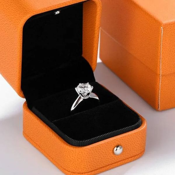 LUXURY SOLITAIRE RING