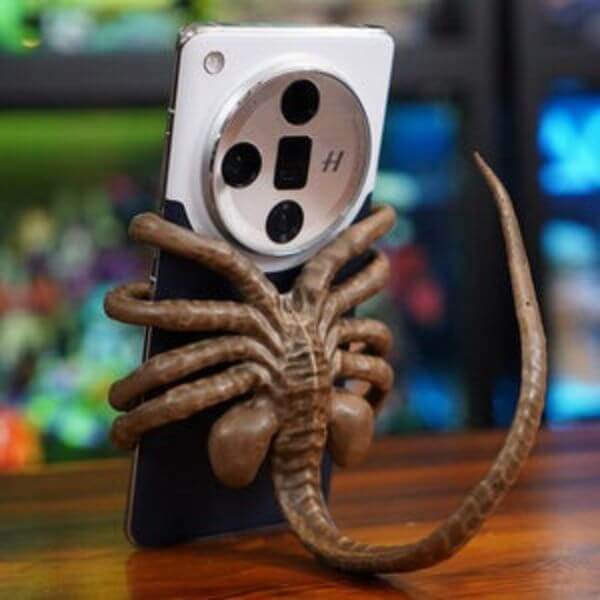 HORRIBLE FACEHUGGER PHONE HOLDER