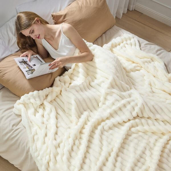 SOLID COLOR FLUFFY BLANKET